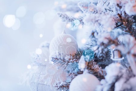 Foto de Fondo festivo de invierno. Árbol de Navidad está fuera, bellamente decorado y cubierto de nieve. Imagen perfecta para la tarjeta de felicitación de Año Nuevo. - Imagen libre de derechos