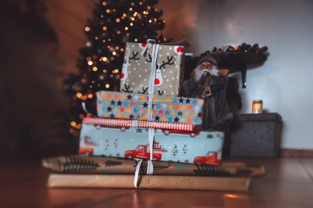 Téléchargez les photos : Pile d'un grand nombre de différentes boîtes-cadeaux colorées de Noël près de l'arbre de Noël. Veille magique. Cadeaux traditionnels de fête pour les enfants. Nouvel an - en image libre de droit