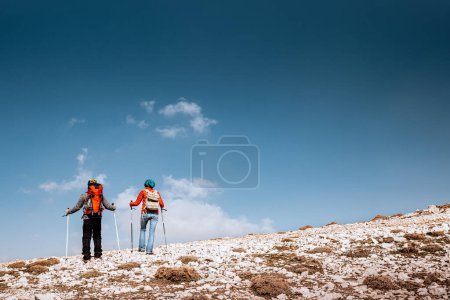 Téléchargez les photos : Couple appréciant la randonnée en hiver. Le désir des hauteurs et des extrêmes, ce qui a inspiré ces braves touristes aux plus hautes montagnes. - en image libre de droit