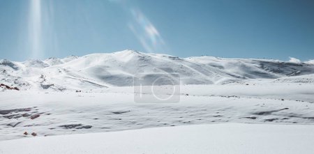 Téléchargez les photos : Beau paysage d'une haute montagne couverte de neige blanche claire. Superbe station de ski. Endroit idéal pour des vacances d'hiver. - en image libre de droit