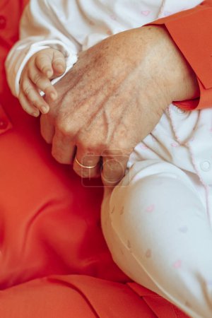 Téléchargez les photos : Grand-mère tient un petit-enfant dans ses bras. Mamie adore son petit-fils nouveau-né. Photo conceptuelle de l'amour de famille. - en image libre de droit