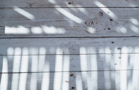 Foto de Hermosas y elegantes tablas de madera pintadas de blanco. Fondo de madera abstracto a la luz del sol. muebles de bungalow de playa. - Imagen libre de derechos
