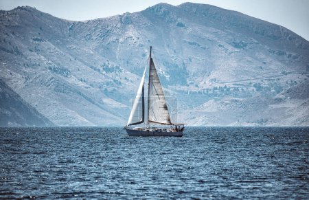 Téléchargez les photos : Voilier dans la mer au-dessus de beaux grands fonds de montagnes, aventure d'été de luxe, vacances actives dans la mer Méditerranée, Turquie. - en image libre de droit