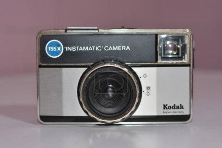 Téléchargez les photos : GIFFONI VALLE PIANA, ITALIE - 5 avril 2023 : KODAK 155 X Caméra de film INSTAMATIQUE, Vintage POINT & SHOOT Fabriqué en Allemagne. - en image libre de droit