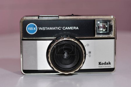 Téléchargez les photos : GIFFONI VALLE PIANA, ITALIE - 5 avril 2023 : KODAK 155 X Caméra de film INSTAMATIQUE, Vintage POINT & SHOOT Fabriqué en Allemagne. - en image libre de droit