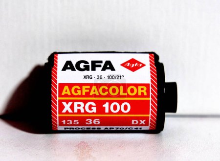 Téléchargez les photos : NAPLES, ITALIE, 5 janvier 2024 : Un rouleau de pellicule de caméra analogique AGFA XRG 100, 35 mm sur fond blanc. - en image libre de droit