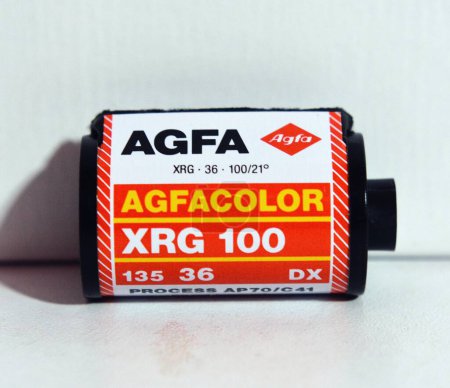 Téléchargez les photos : NAPLES, ITALIE, 5 janvier 2024 : Un rouleau de pellicule de caméra analogique AGFA XRG 100, 35 mm sur fond blanc. - en image libre de droit