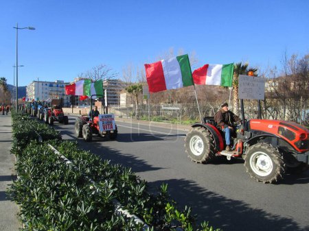 Foto de SALERNO, ITALIA - 14 DE FEBRERO DE 2024: Tractores durante una protesta campesina el 14 de febrero de 2024 en Salerno, Italia. Agricultores y trabajadores agrícolas están realizando protestas en toda Europa y varias partes de Italia para protestar contra las políticas agrícolas de la UE. - Imagen libre de derechos