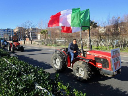 Foto de SALERNO, ITALIA - 14 DE FEBRERO DE 2024: Tractores durante una protesta campesina el 14 de febrero de 2024 en Salerno, Italia. Agricultores y trabajadores agrícolas están realizando protestas en toda Europa y varias partes de Italia para protestar contra las políticas agrícolas de la UE. - Imagen libre de derechos