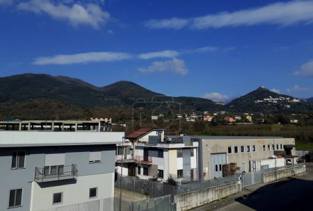 Téléchargez les photos : Italie : Vue de la zone industrielle de Giffoni Valle Piana, 14 février 2024. - en image libre de droit