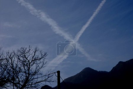  Contrails Trails sind linienförmige Wolken, die durch Abgase von Flugzeugmotoren entstehen, Süditalien, 27. März 2024.