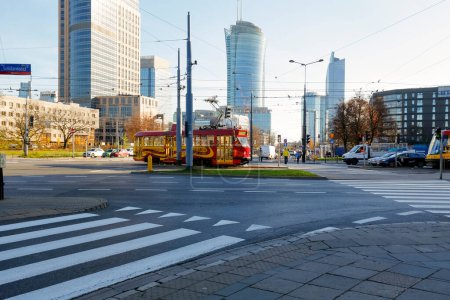 Téléchargez les photos : Warsaw, Poland - November 8, 2022: Large traffic junction with nearby modern tall office buildings and other buildings, here in the Wola distric - en image libre de droit