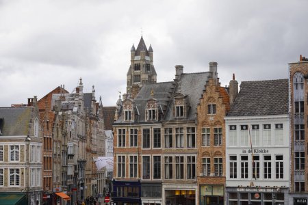Foto de Brujas, Bélgica - 15 de septiembre de 2022: La Plaza del Mercado, Markt está rodeada de magníficas casas con fachadas de ladrillo principalmente. - Imagen libre de derechos