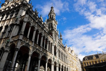 Foto de Brussels, Belgium - September 16, 2022: King's House or Bread House has housed the Brussels City Museum since 1887 is visible against a sunny sky - Imagen libre de derechos