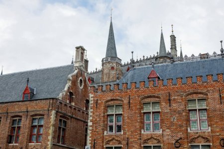 Téléchargez les photos : Bruges, Belgique - 10 septembre 2022 : Bâtiments massifs en briques densément construits avec tourelles, il s'agit d'une pièce d'architecture médiévale vue dans la vieille ville - en image libre de droit