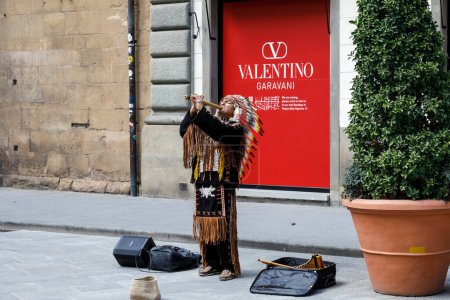 Téléchargez les photos : Florence, Italie - 16 avril 2023 : Un musicien de rue interprète de la musique dans la rue dans le centre historique de la ville. Un tel concert diversifie le séjour des touristes dans cette ville historique. - en image libre de droit
