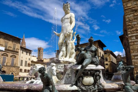 Foto de Florencia, Italia - 14 de abril de 2023: Vista general de la Fuente de Neptuno situada en la Piazza della Signoria de Florencia. Esta fuente data de mediados del siglo XVI. - Imagen libre de derechos