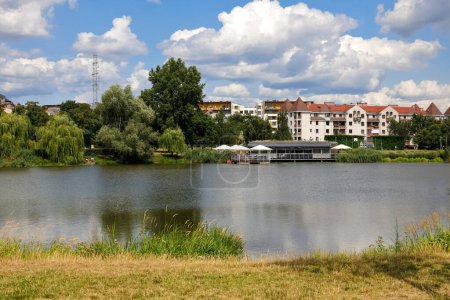 Téléchargez les photos : Varsovie, Pologne - 21 juillet 2023 : Des bâtiments résidentiels coexistent avec un parc public et un lac ici dans le quartier Praga Poludnie, lotissement Goclaw - en image libre de droit