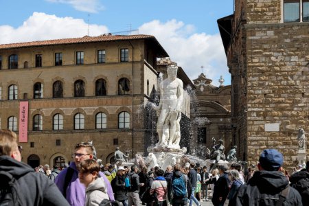 Foto de Florencia, Italia - 14 de abril de 2023: Vista de la concurrida Piazza della Signoria con la fuente Neptuno. Esta fuente data de mediados del siglo XVI. - Imagen libre de derechos