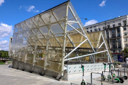 Foto de Varsovia, Polonia - 1 de septiembre de 2023: Un refugio moderno que es un techo exterior sobre la parada de metro. El camino a la plataforma comienza aquí, y el camino desde la plataforma termina aquí. - Imagen libre de derechos