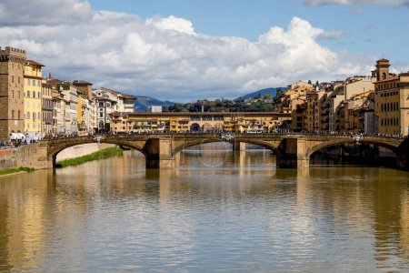 Téléchargez les photos : Florence, Italie - 15 avril 2023 : La rivière Arno traverse la ville dont les bâtiments et les ponts sont visibles ici. Le vieux pont, Ponte Vecchio est vu derrière le pont appelé Ponte Santa Trinit - en image libre de droit