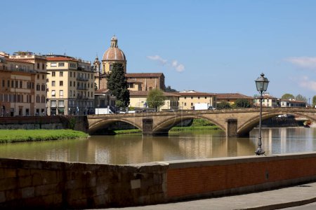 Téléchargez les photos : Florence, Italie - 19 avril 2023 : San Frediano in Cestello Cette église baroque peut être vue de l'autre côté de l'Arno. - en image libre de droit