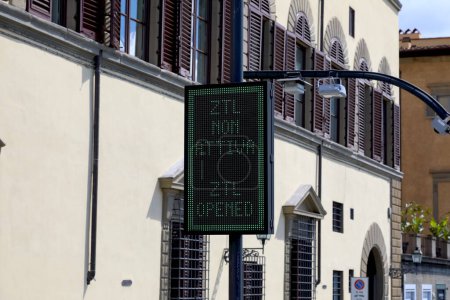 Téléchargez les photos : Florence, Italie - 16 avril 2023 : Panneau de zone à trafic limité. ZTL est une zone de circulation où l'accès aux voitures est contrôlé pour protéger la qualité de l'air, généralement dans le centre historique de la ville - en image libre de droit