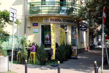 Téléchargez les photos : Varsovie, Pologne - 13 septembre 2023 : Le bâtiment avec un coin arrondi abrite un restaurant et sa partie extérieure, qui peut être vu dans le domaine immobilier Saska Kepa dans le quartier Praga-Poludnie. - en image libre de droit