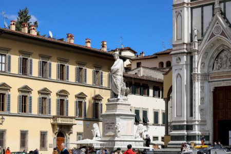 Téléchargez les photos : Florence, Italie - 14 avril 2023 : La statue de Dante sur un piédestal massif se dresse à côté de l'église Santa Croce dans le centre historique de la ville - en image libre de droit