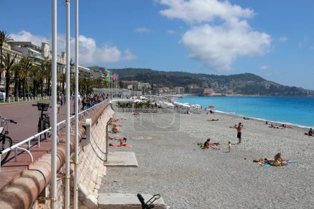 Téléchargez les photos : Nice, France - 26 avril 2023 : La Promenade des Anglais et la plage méditerranéenne dans cette belle station balnéaire sont populaires auprès des touristes et des habitants. - en image libre de droit