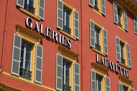 Téléchargez les photos : Nice, France - 26 avril 2023 : L'inscription sur la façade lit Galeries Lafayette, le nom du centre commercial de la mode. Détail du bâtiment qui abrite le centre commercial. - en image libre de droit