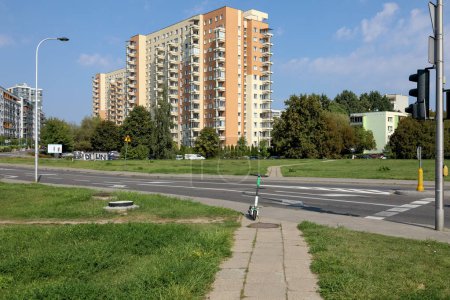 Téléchargez les photos : Varsovie, Pologne - 13 septembre 2023 : Immeubles d'appartements entourés par la nature, vus par une journée ensoleillée dans le domaine immobilier Goclaw, dans le quartier Praga-Poludnie. - en image libre de droit