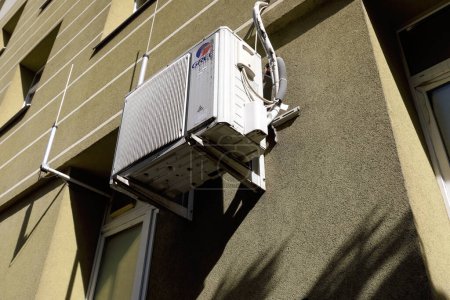 Téléchargez les photos : Varsovie, Pologne - 20 septembre 2023 : Un climatiseur extérieur est monté sur le mur d'un immeuble résidentiel dans le centre-ville - en image libre de droit