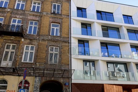 Téléchargez les photos : Varsovie, Pologne - 20 septembre 2023 : Contraste architectural. A gauche, une maison construite au tournant des XIXe et XXe siècles ; à droite, une façade moderne. - en image libre de droit