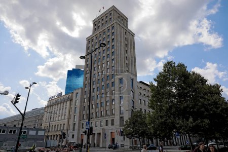 Téléchargez les photos : Varsovie, Pologne - 1er septembre 2023 : Le bâtiment date de 1934 et était autrefois connu sous le nom de Prudential House. Il abrite actuellement un hôtel cinq étoiles appelé Warszawa, situé dans le centre-ville. - en image libre de droit