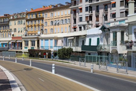 Téléchargez les photos : Nice, France - 28 avril 2023 : Architecture méditerranéenne en bord de mer surplombant les bâtiments de la vieille ville. - en image libre de droit