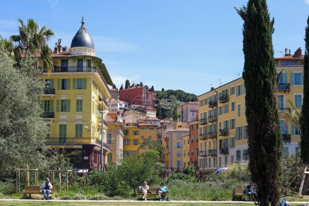 Téléchargez les photos : Nice, France - 25 avril 2023 : Bâtiments colorés de la vieille ville et de la nature, vus par une journée ensoleillée et sans nuages - en image libre de droit