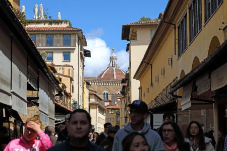 Téléchargez les photos : Florence, Italie - 15 avril 2023 : Vue depuis le Ponte Vecchio des bâtiments de la vieille ville, avec la partie supérieure du dôme de la Cattedrale di Santa Maria del Fiore au loin - en image libre de droit
