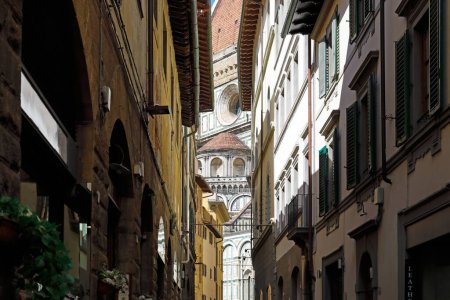 Téléchargez les photos : Florence, Italie - 14 avril 2023 : Entre les maisons de la vieille ville, un fragment de la cathédrale de Santa Maria del Fiore peut être vu au loin. - en image libre de droit