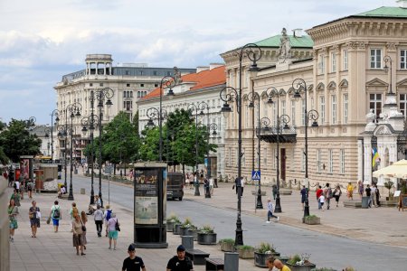 Téléchargez les photos : Varsovie, Pologne - 19 juillet 2023 : Il y a des palais le long de la rue Krakowskie Przedmiecie. Il y a aussi le luxueux hôtel cinq étoiles Bristol, ainsi que d'autres bâtiments. - en image libre de droit
