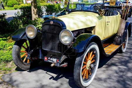 Téléchargez les photos : Weggis, Suisse 5 mai 2016 : Voici une automobile américaine stationnée, la Studebaker Six année de modèle 1920 représente le modèle milieu de gamme - en image libre de droit