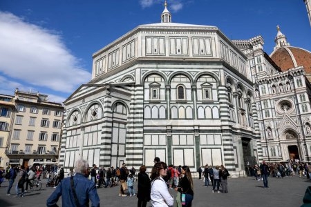 Téléchargez les photos : Florence, Italie - 14 avril 2023 : Battistero di San Giovanni, le baptistère de Florence et un fragment du Duomo, la cathédrale de Florence. C'est l'un des endroits les plus visités de la ville par les touristes. - en image libre de droit