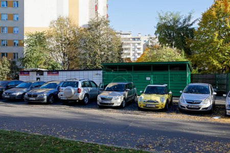 Téléchargez les photos : Varsovie, Pologne - 30 octobre 2023 : Un parking local avec de nombreuses voitures dans le domaine immobilier Goclaw dans le quartier Praga-Poludnie. - en image libre de droit