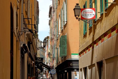 Téléchargez les photos : Nice, France - 27 avril 2023 : Dans la vieille ville il y a de vieilles maisons de ville avec volets roulants. Entre ces maisons sont généralement des rues étroites - en image libre de droit