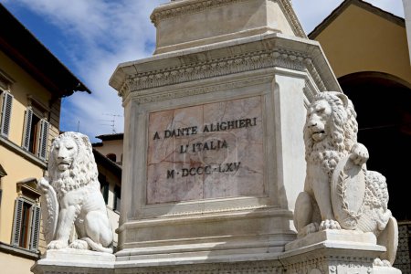 Téléchargez les photos : Florence, Italie - 14 avril 2023 : Piédestal avec une inscription lisant Dante Alighieri. La base du monument à Dante Alighieri sur la Piazza Santa Croce, dans le centre historique de la ville. - en image libre de droit