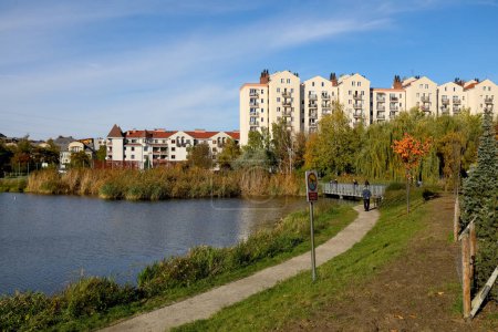 Téléchargez les photos : Varsovie, Pologne - 29 octobre 2023 : Les blocs d'appartements peuvent être vus derrière une partie du parc public dans le lotissement de Goclaw dans le quartier de Praga-Poludnie. - en image libre de droit