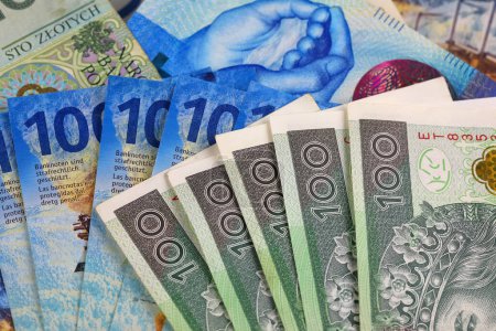 Dinero polaco y suizo. Billetes suizos junto a los billetes zloty polacos. Esto se puede utilizar para ilustrar muchos temas financieros diferentes. Monedas PLN y CHF