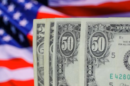 Das ist die Währung der Vereinigten Staaten. Einige Banknoten werden vor dem Hintergrund der Flagge der Vereinigten Staaten gezeigt. Dieses Thema kann verwendet werden, um viele verschiedene Finanzthemen zu illustrieren.