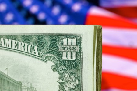 Das ist die Währung der Vereinigten Staaten. Einige Banknoten werden vor dem Hintergrund der Flagge der Vereinigten Staaten gezeigt. Dieses Thema kann verwendet werden, um eine breite Palette von Finanzthemen zu illustrieren.