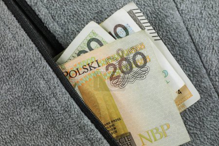 Banknoten ragen aus einer Tasche. Dieses Thema kann verwendet werden, um eine breite Palette von Finanzthemen zu illustrieren. Polnischer Zloty, PLN